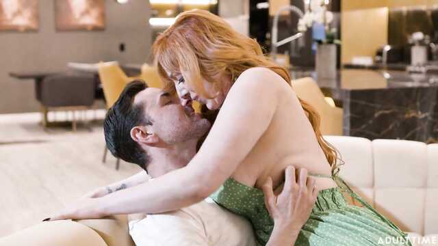 Очень голодная зрелая мохнатка