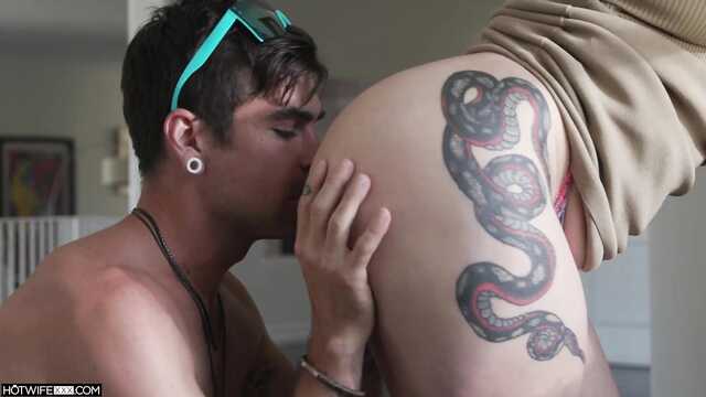 Уборщик бассейнов пробует киску жены хозяина