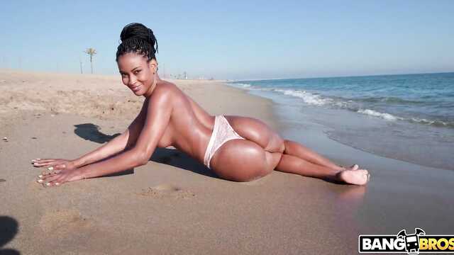 Пляжные развлекухи с красивой латиной