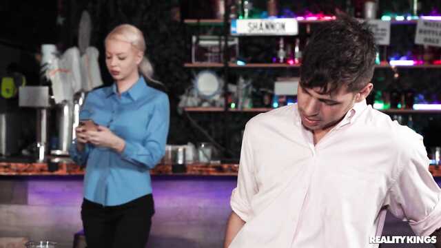 Секси официантка переспала с посетителем в туалете