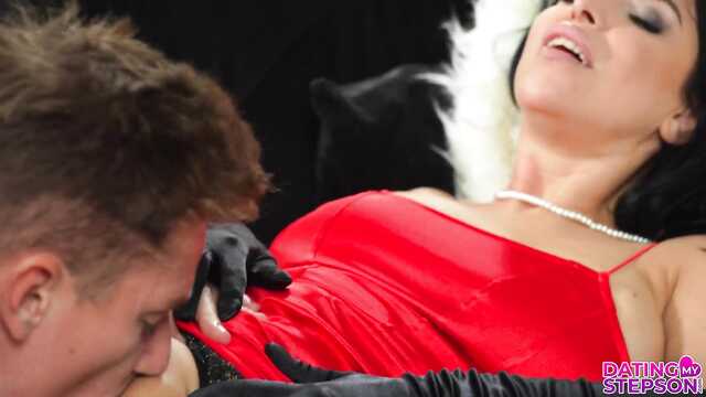 Секси милфа плохо играет, но зато классно ебется