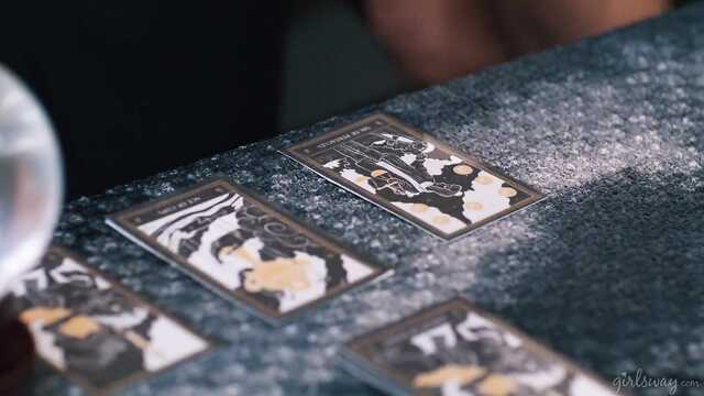 Спиритический вечер и лесбийские ласки