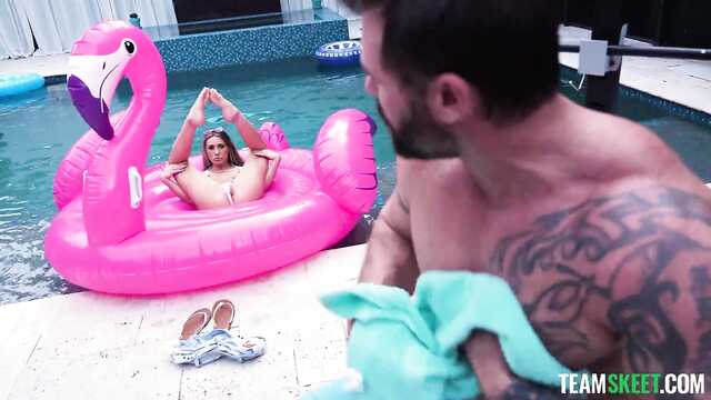 Худенькая куколка разминает письку на члене соседа