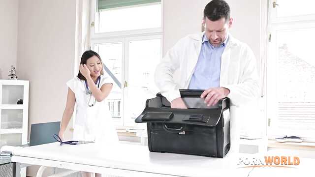 Анал секс в больнице: доктор вставил в медсестру