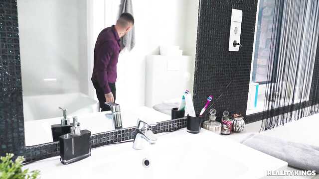 Деловой партнер мужа оказался классным любовником