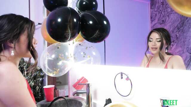 Снимаю на вечеринке двух красоток и ебу в ванной