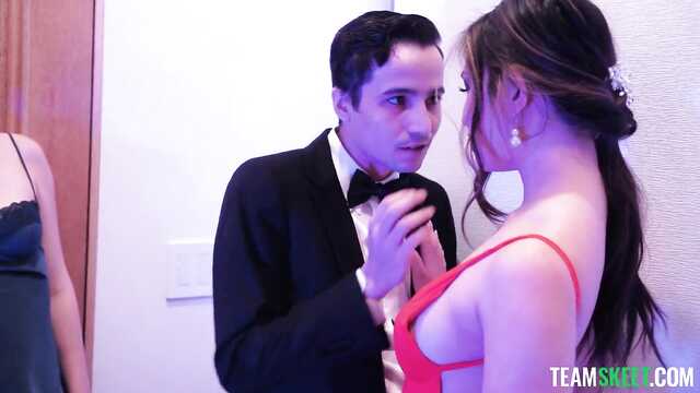 Снимаю на вечеринке двух красоток и ебу в ванной