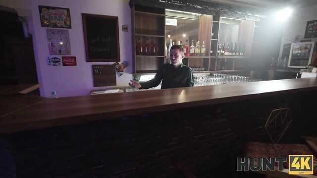 Певичка ресторана всегда даст за деньги