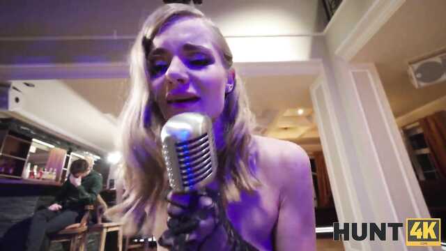 Певичка ресторана всегда даст за деньги