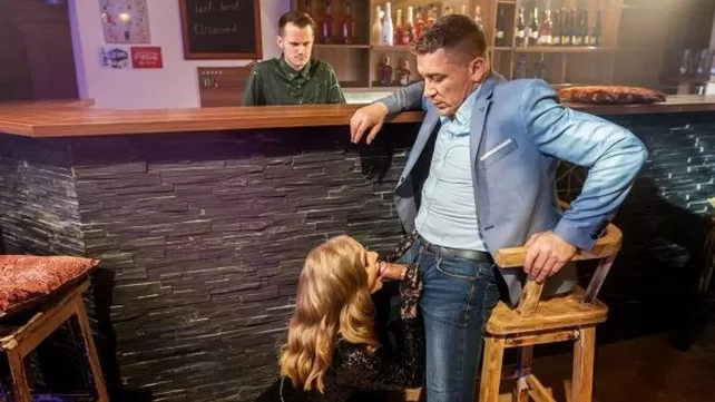 Певичка ресторана всегда даст за деньги