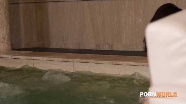 Стеклянный вибратор доставил кайф двум лесбиянкам