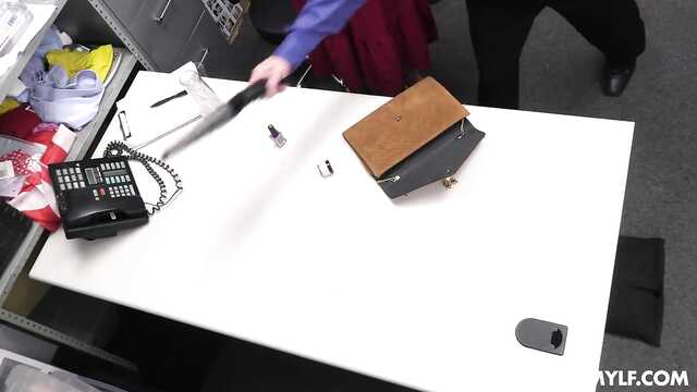 Толпа охранников и воровка милфа