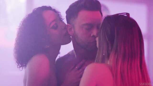 Попробуй удовлетвори двух красоток!