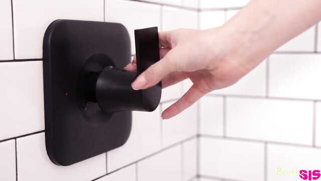 Сестричка тоже нуждается в сексе