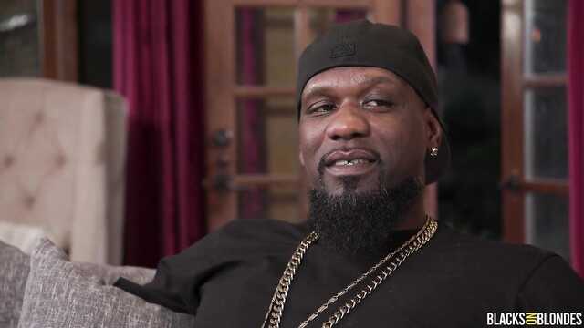 Репер и его готовая к сексу милфочка