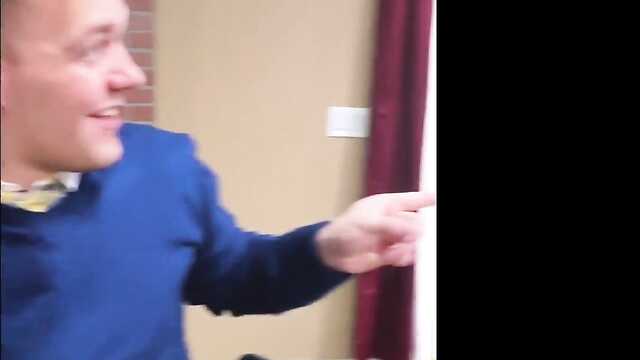 Студентка в короткой юбке дала во время занятий