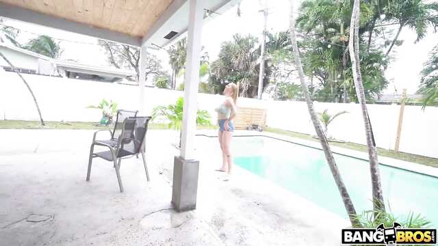 Грудастая баба с классной жопой пробует хуй негра