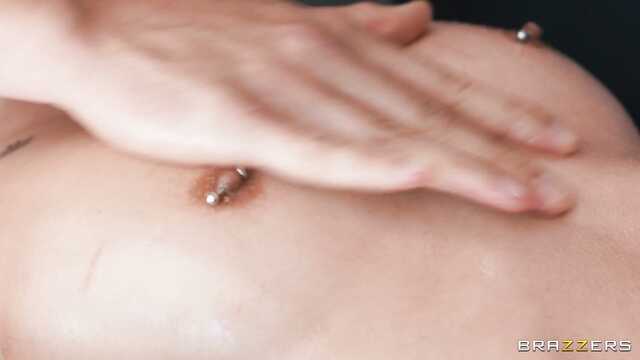 Миниатюрная азиатка красиво скользит на члене