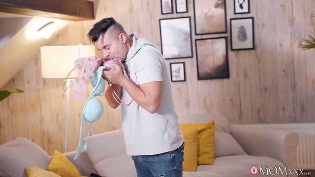 Сыночек не устоит перед пышными формами