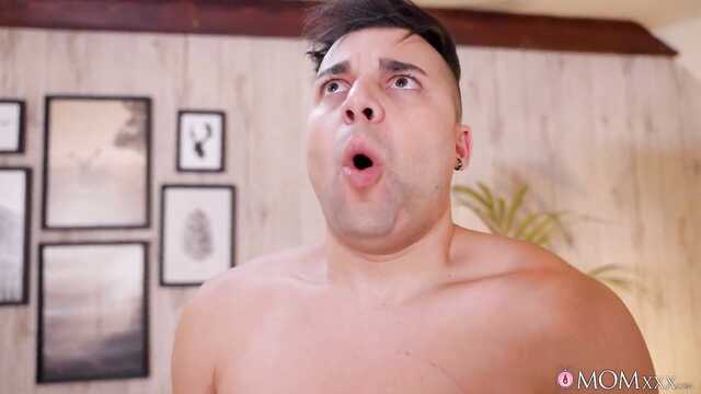 Сыночек не устоит перед пышными формами