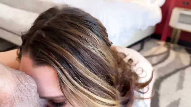 Дала на первом свидании и вдоволь напилась спермы