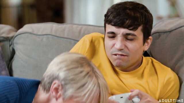 Мамочке вечером необходим секс