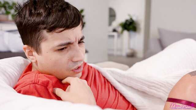 Секси мачеха приучает пасынка к взрослой жизни