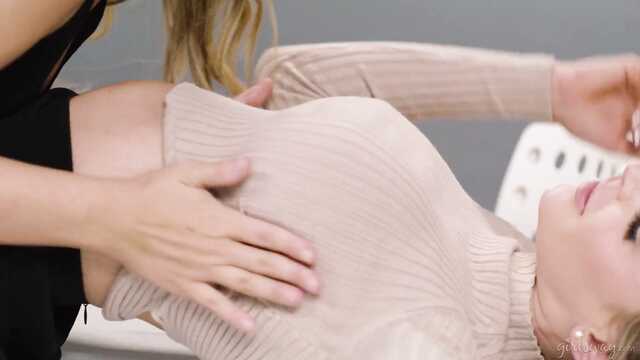 Коллеги по работе устроили лесби секс в кабинете