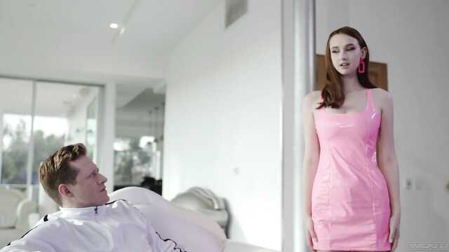 Внеземная страсть красивой девушки