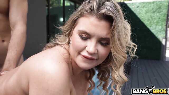 От такой сочной мамочки никто не откажется