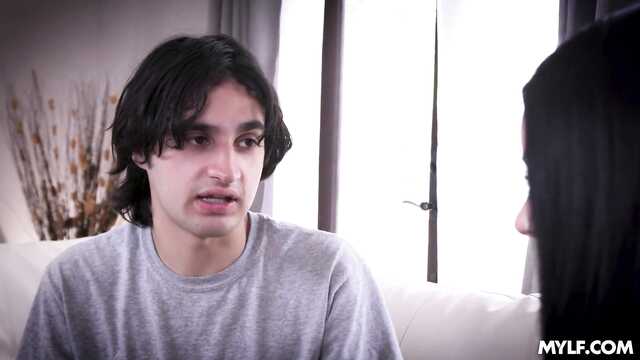 Моя дырочка так намокла, что я переспала с сыном