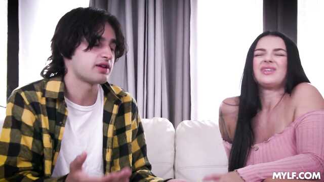 Моя дырочка так намокла, что я переспала с сыном