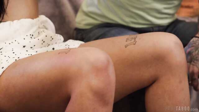 Небритый доктор проводит сексуальный осмотр сестры