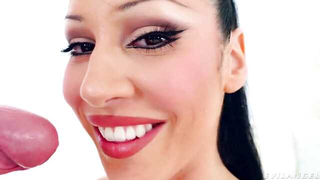 Секси милф испытывает сквирт и умывается спермой