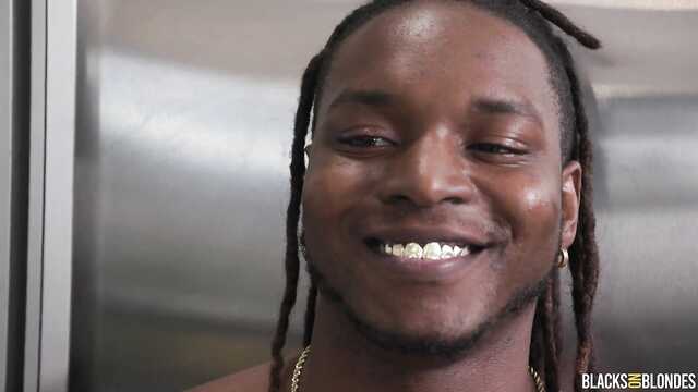 Какая вместительная попочка у миниатюрной