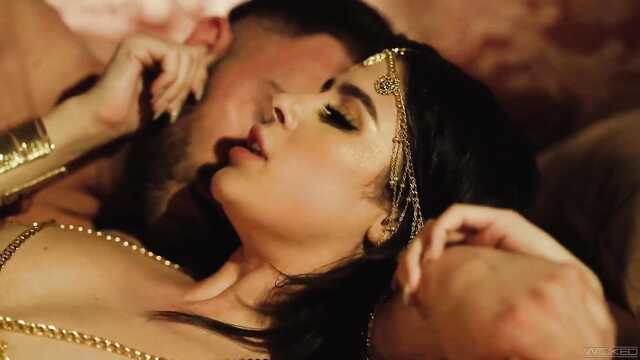 В киску красивую исполнительницу восточных танцев