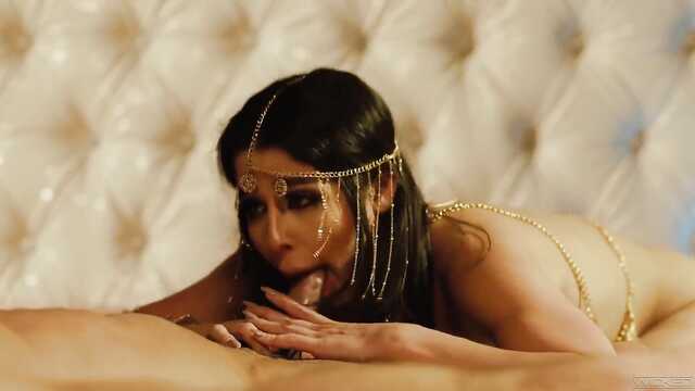 В киску красивую исполнительницу восточных танцев