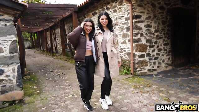 Жаркие подружки в эро белье отдаются на улице