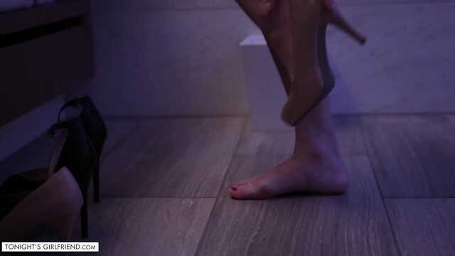 Грудастая рыжая милфа умывается спермой друга