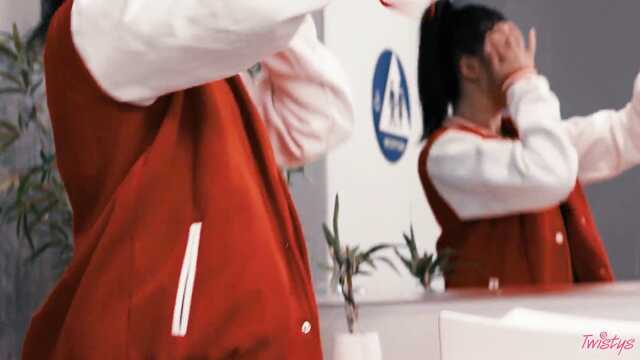 Офисный стол стал местом ебли двух мокрых лесби