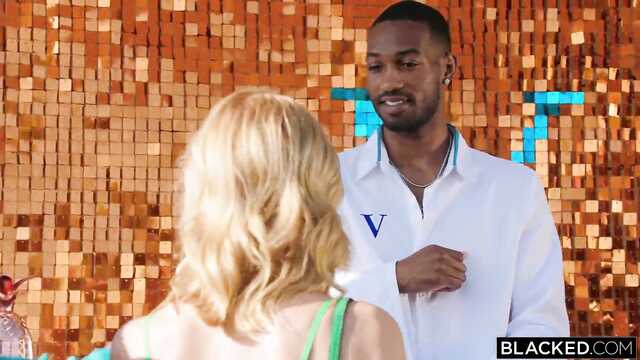 Два члена достаточно зрелой женщине