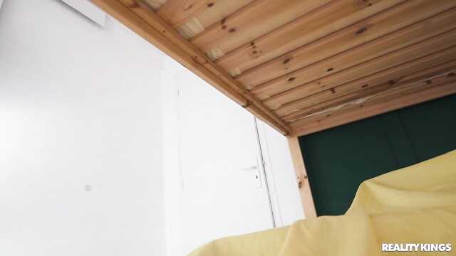 Забил на подругу и выебал милашку из общего номера