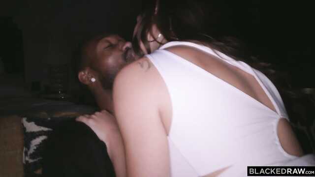 Толстый пенис негра хорошо входит в мокрую киску