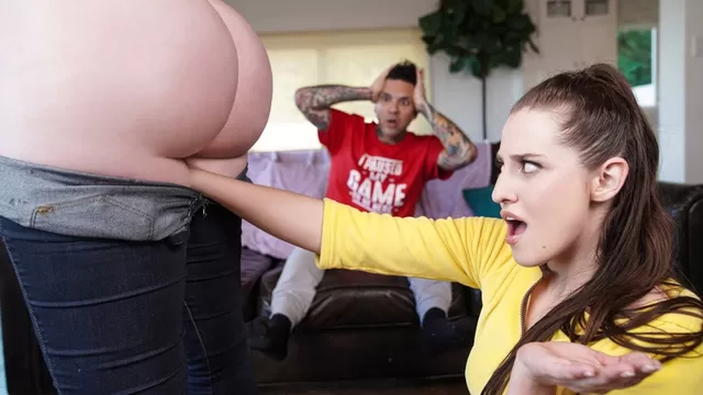 неглигидегі әдемі жалаңаш милфтер