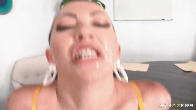 Подчиненные устроили секс оргию с начальницей