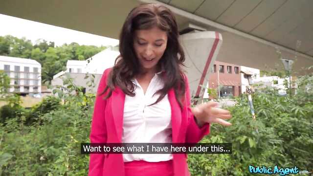 Деловая милфа и фейковый агент