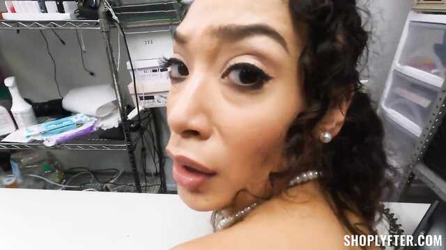 Худышка попалась на краже и была выебана в писю