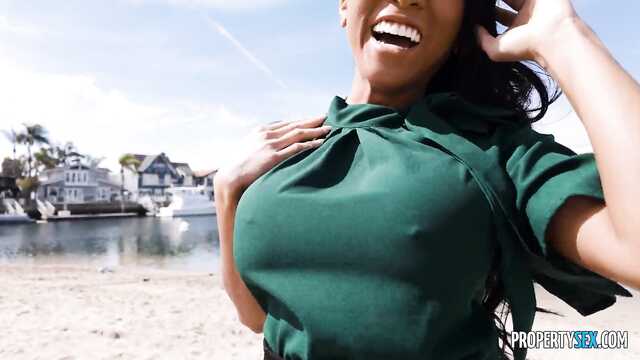 Агент снимает азиатку на пляже и трахает в номере