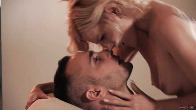 Какой романтик без ебли?