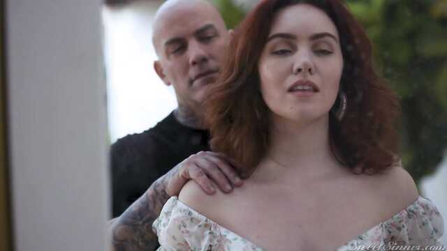 Большой пенис - приз для симпатичной модели